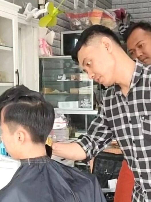 Jelang Lebaran Barbershop Ramai