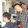 Jelang Lebaran Barbershop Ramai