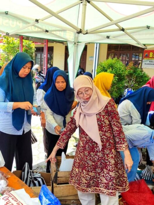 Karyawati Serbu Bahan Pangan Murah