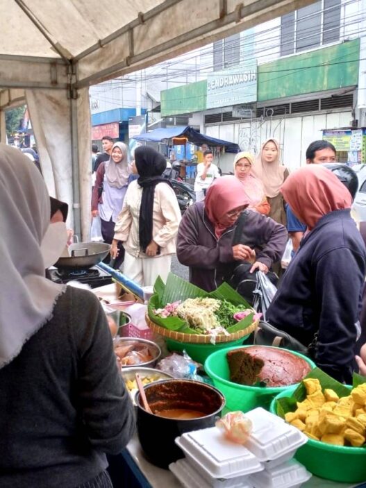 Masih Ada PKL Jualan di Alun alun