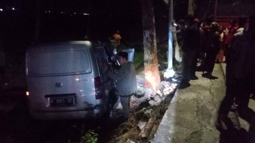 Minibus Terjun ke Sawah Adipala