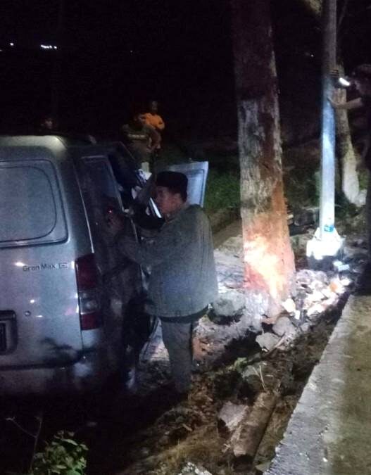 Minibus Terjun ke Sawah Adipala