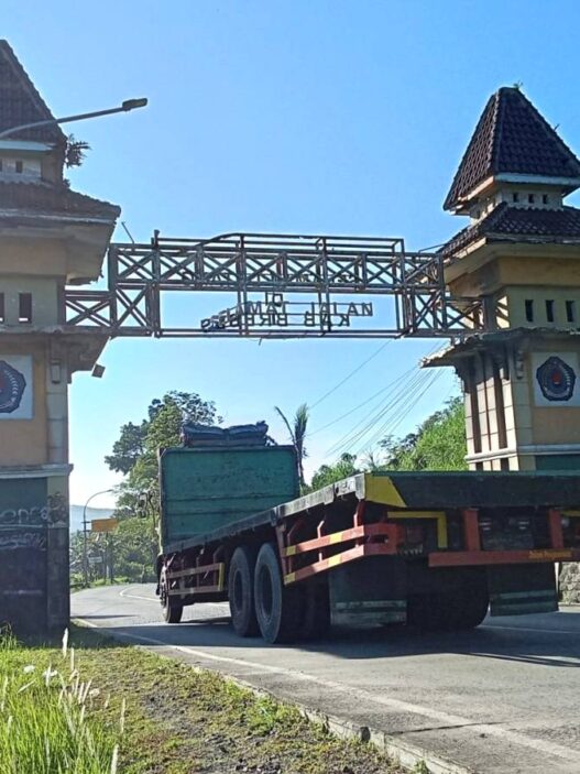 Pembatasan Truk Mulai Berlaku