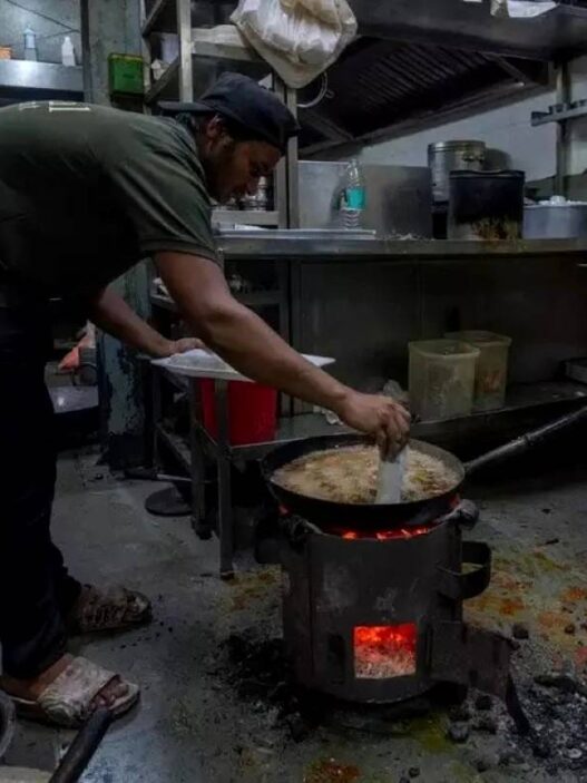 Restoran India Beralih ke Arang dan Kayu