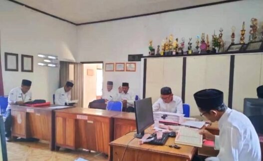 Tadarus Warnai Pagi Kantor Desa Buniayu