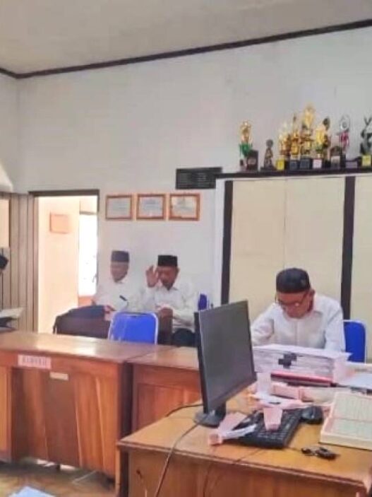 Tadarus Warnai Pagi Kantor Desa Buniayu