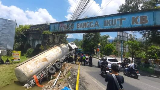 Truk Tangki Nyemplung Saluran Irigasi