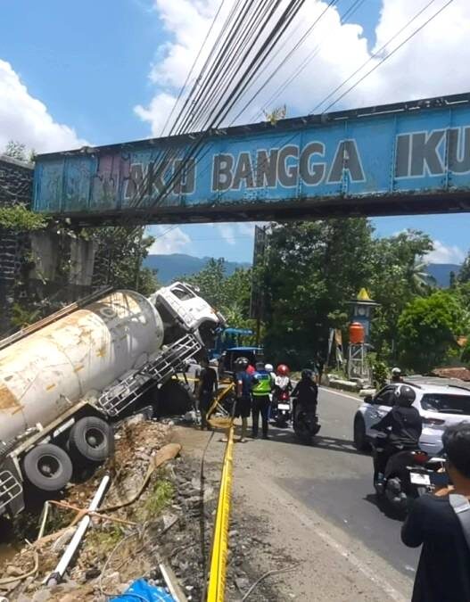 Truk Tangki Nyemplung Saluran Irigasi