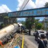 Truk Tangki Nyemplung Saluran Irigasi