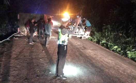 Truk Terguling di Bayeman, Lalu Lintas Tersendat