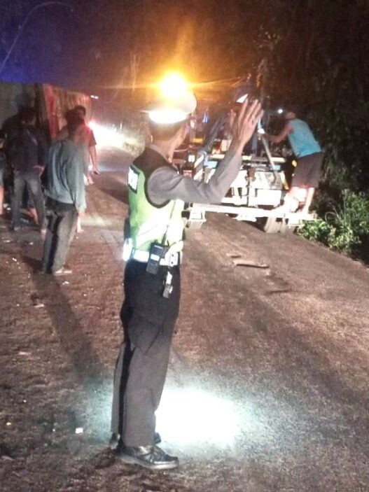 Truk Terguling di Bayeman, Lalu Lintas Tersendat