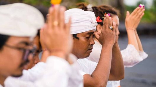 Umat hindu beribadah