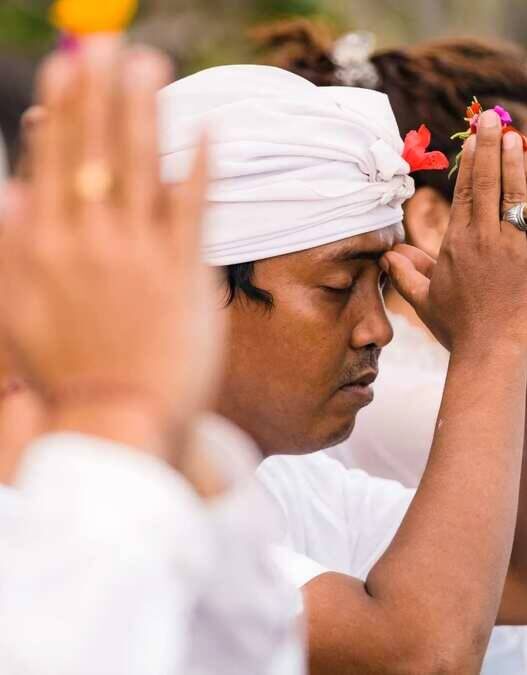 Umat hindu beribadah