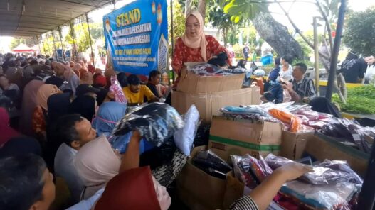 Warga Rebutan Baju Murah di Pasar Ramadan