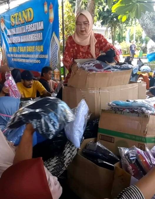 Warga Rebutan Baju Murah di Pasar Ramadan