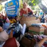 Warga Rebutan Baju Murah di Pasar Ramadan