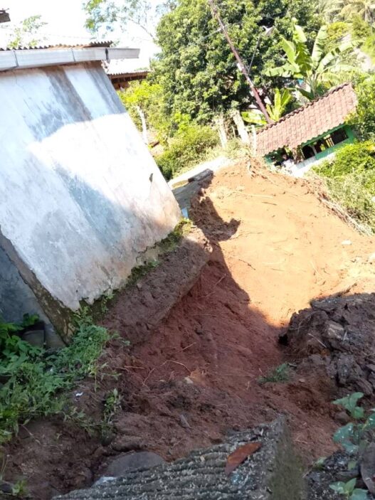 Akses Jalan Desa Tertutup