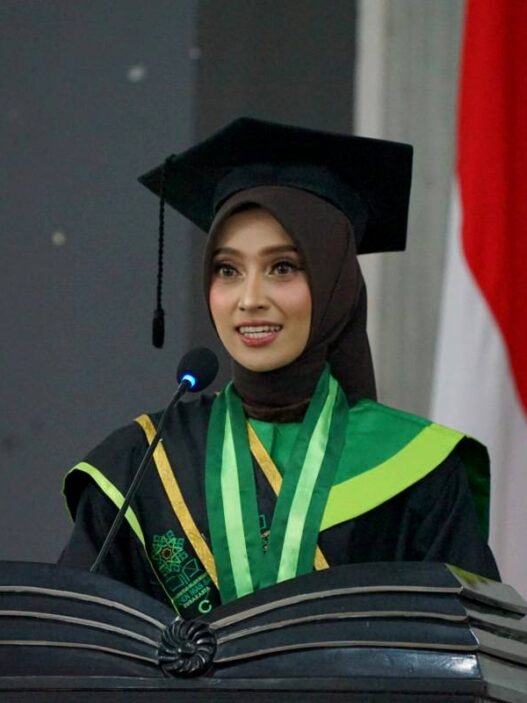 Alumni MTsN 1 Buktikan Prestasi, Raih Wisudawati Terbaik