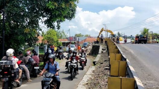 Arus Lalin Padati Kedua Arah