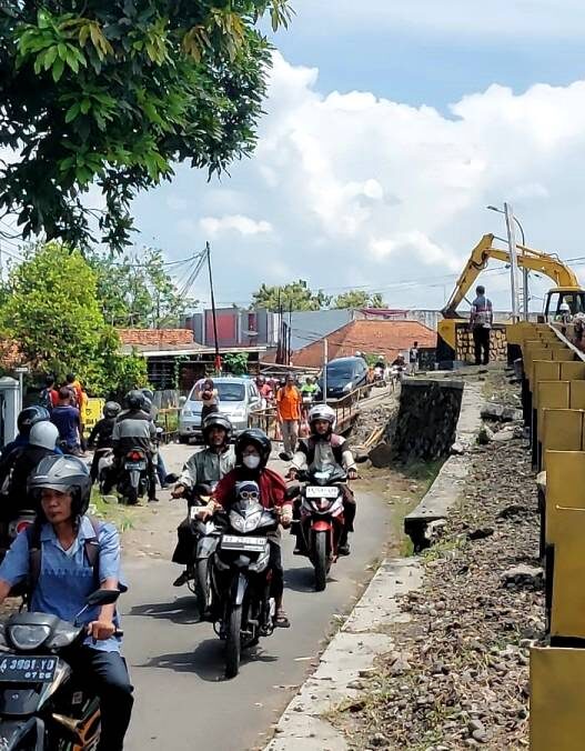 Arus Lalin Padati Kedua Arah