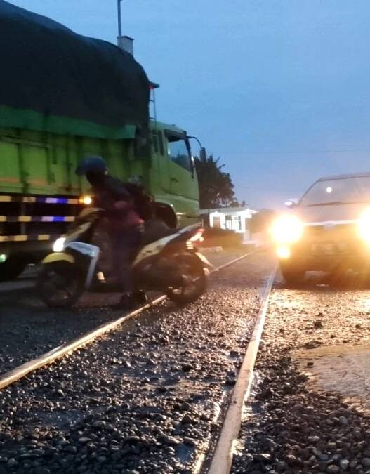 Aspal Rel Rusak, Pemotor Kerap Jatuh