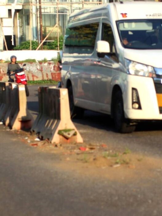 Empat Barrier Pertigaan Moro Rusak