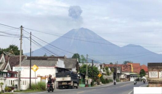 Gunung Semeru Erupsi 3 Kali