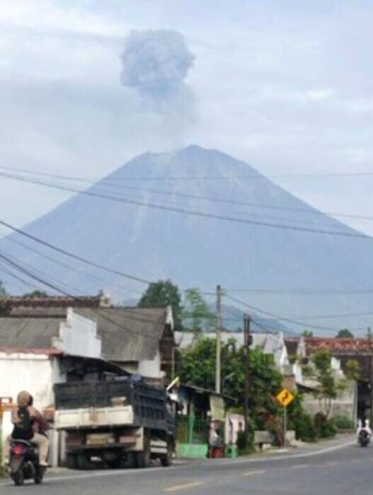 Gunung Semeru Erupsi 3 Kali