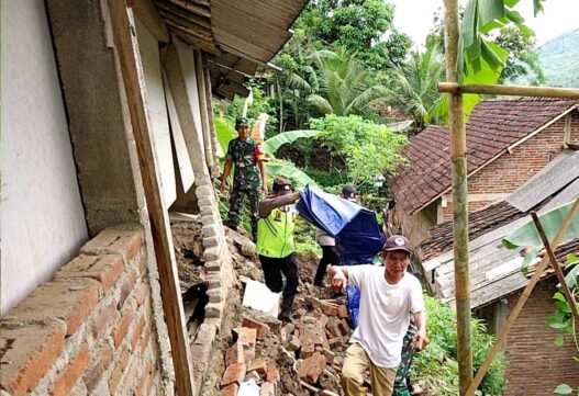 Hujan Deras, Rumah di Pejagoan Tertimpa Longsor