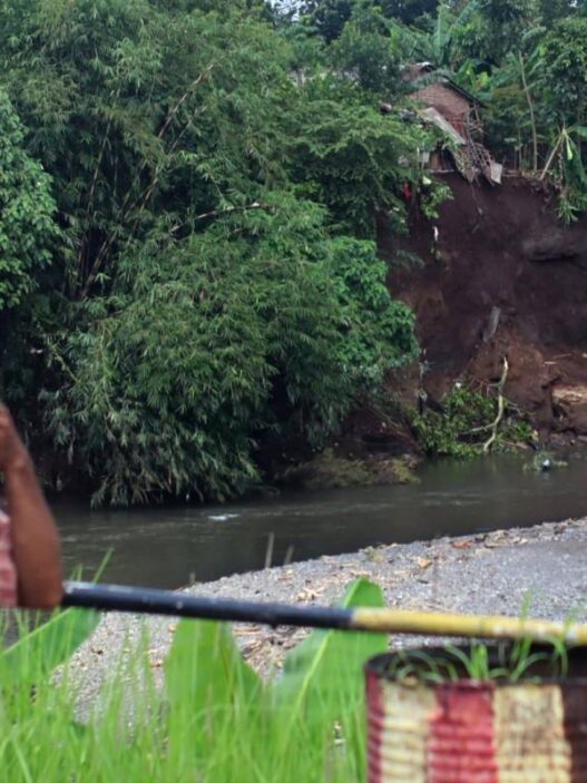 Hujan Picu Banjir dan Longsor