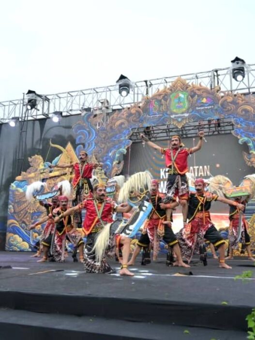 Hujan Tak Surutkan Kemeriahan