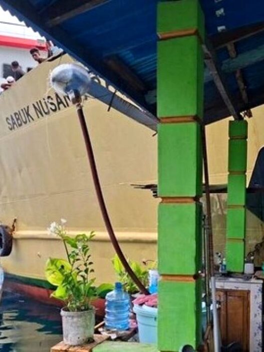 Kapal Sabuk Nusantara 106 Tabrak Rumah Warga