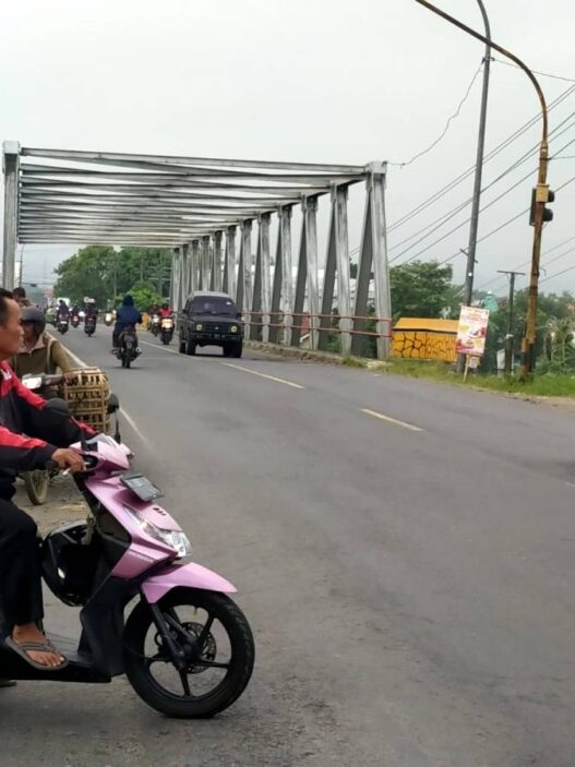 Kendaraan Dialihkan Tanpa Jembatan Sementara