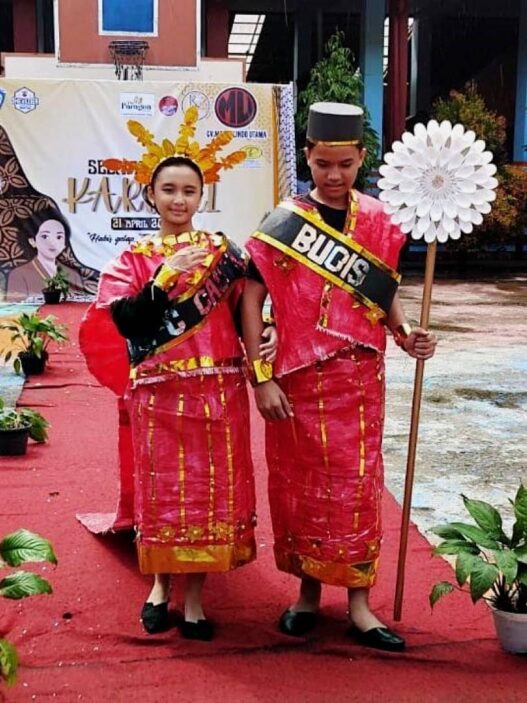 Lenggak Lenggok dengan Busana dari Limbah