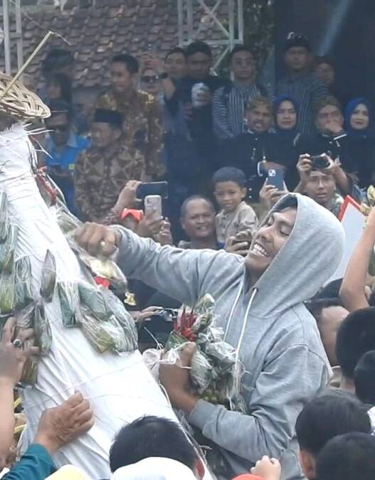 Lima Gunungan Warnai Kirab Budaya
