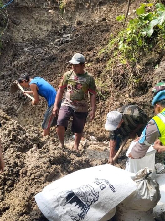 Longsor Terjang Dua Kecamatan