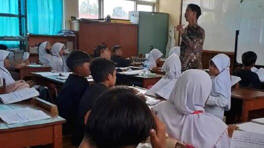 Meski resmi ditetapkan kebijakan WFH untuk ASN Kemendikdasmen, guru tetap harus hadir jika siswa masuk sekolah.