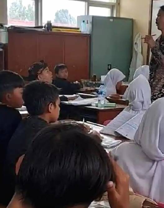 Meski resmi ditetapkan kebijakan WFH untuk ASN Kemendikdasmen, guru tetap harus hadir jika siswa masuk sekolah.