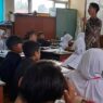 Meski resmi ditetapkan kebijakan WFH untuk ASN Kemendikdasmen, guru tetap harus hadir jika siswa masuk sekolah.