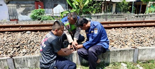 Niat Mau Rekam Kereta, HP Terjepit Bantalan Rel