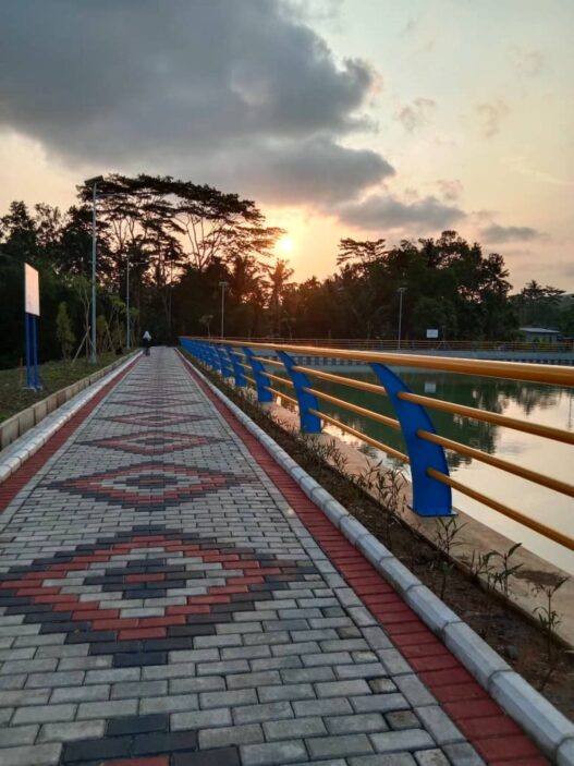 Pedagang Embung Alasmalang Kebanjiran Rezeki