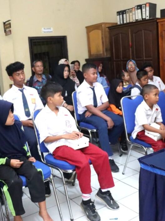 Pelajar Buayan Dapat Bantuan Alat Sekolah