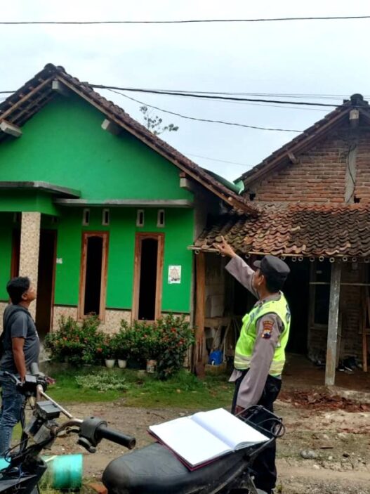 Perbaiki Atap, Warga Giritirto Tersengat Listrik