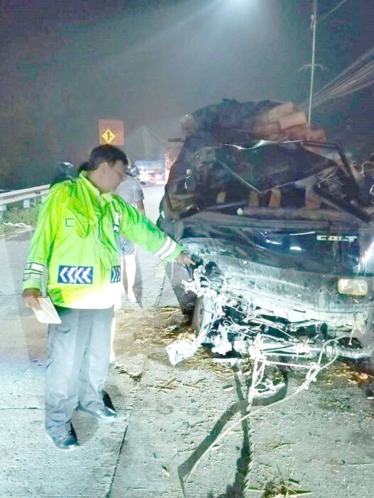 Pikap Nyalip Malah Tabrak Bus