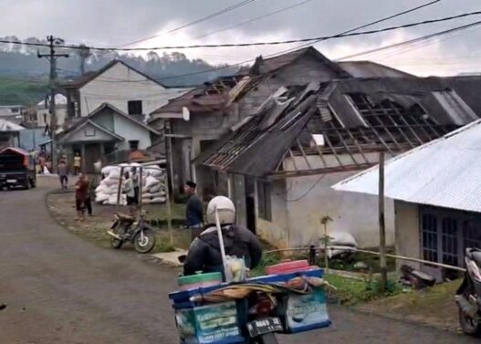Puting Beliung Terbangkan Atap Rumah