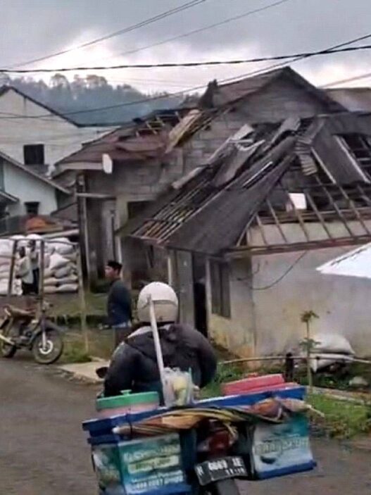 Puting Beliung Terbangkan Atap Rumah