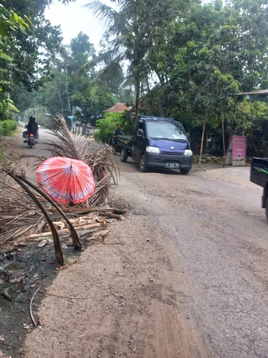 Ruas Jalan Petanahan Puring Rusak