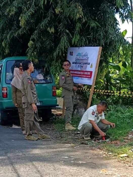 Sampah Numpuk di Belakang Lapas Cilacap