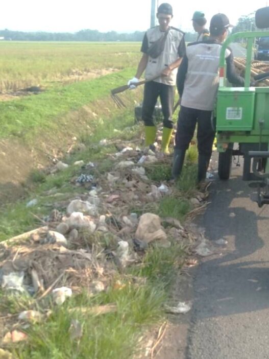 Sampah Plastik Tutup Irigasi