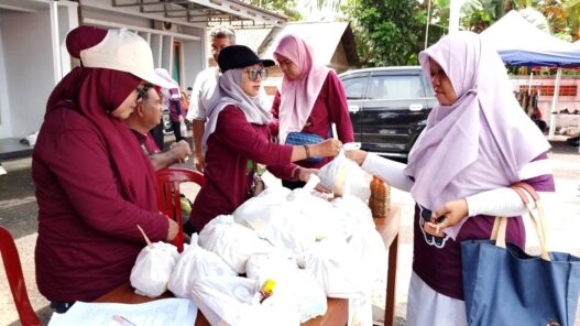Sembako Murah Diserbu Warga